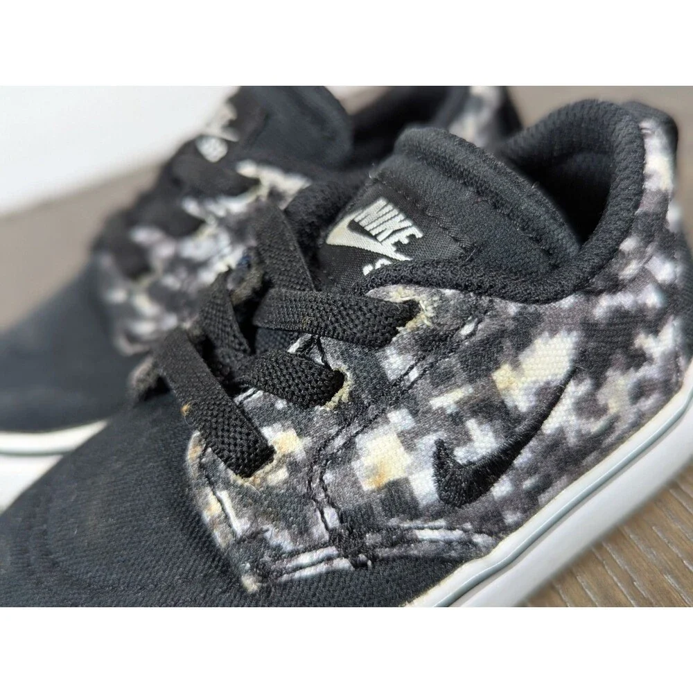 NIKE Baby Shoes Sneakers Size 5C 743185-002 Black White Elastic Lace